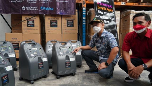 <span>Menteri Kesehatan RI Budi Gunadi Sadikin mengapresiasi bantuan dari Oxygen For Indonesia dan Kita Bisa, 15 Agustus 2021, yang terkumpul di salah satu gudang di daerah Sunter, Jakarta Utara. (Dok Kementerian Kesehatan RI)</span>