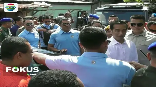 Sebelum mengakhiri liburannya di Kota Solo, Presiden Jokowi menemui warga dan membagikan sembako gratis. Pembagian sembako dilakukan di dua lokasi dengan jumlah 2 ribu paket sembako.