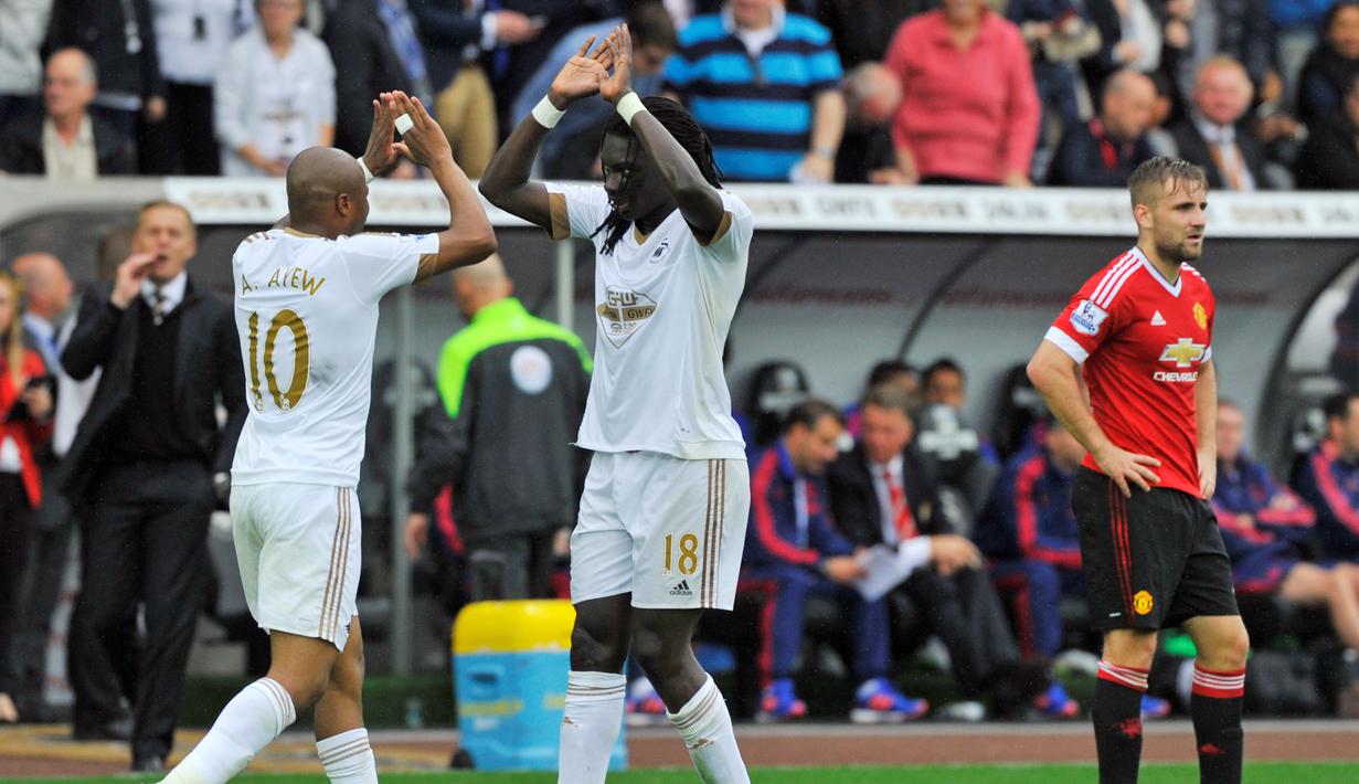 Bafetimbi Gomis merayakan gol bersama Andre Ayew di Stadion Liberty, Swansea, Wales, Inggris Raya. Minggu (30/8/2015). (Reuters/Rebecca Naden) 