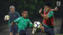 Pemain Timnas Indonesia U-19 berebut bola saat latihan perdana jelang laga melawan Jepang U-19 di Lapangan A Kompleks GBK, Jakarta, Kamis (22/3). Laga kedua tim akan digelar Minggu (25/3). (Liputan6.com/Helmi Fithriansyah)