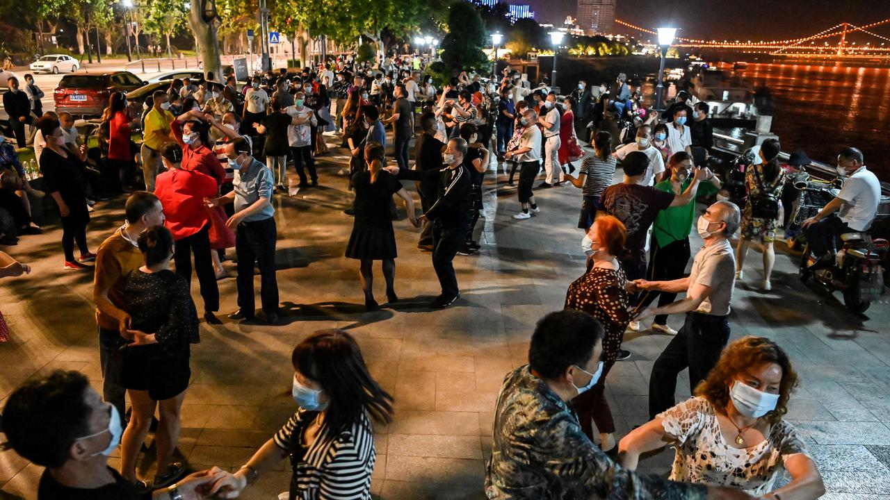 Asyik, Ratusan Pasangan Menari di Sungai Yangtze Wuhan