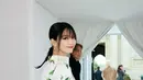 Ia nampak mengenakan setelan kemeja dan celana katun putih dengan motif wortel yang ikonik [@illusomina]