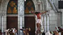 Umat Katolik memperagakan drama visualisasi prosesi penyaliban Yesus saat peringatan Jumat Agung di Gereja Katedral, Jakarta, Jumat (3/4/2026). Visualisasi Jalan Salib (atau sering disebut Tablo) merupakan sebuah pertunjukan drama yang memeragakan kembali kisah sengsara dan wafatnya Yesus Kristus. (Kapanlagi.com/Budy Santoso)
