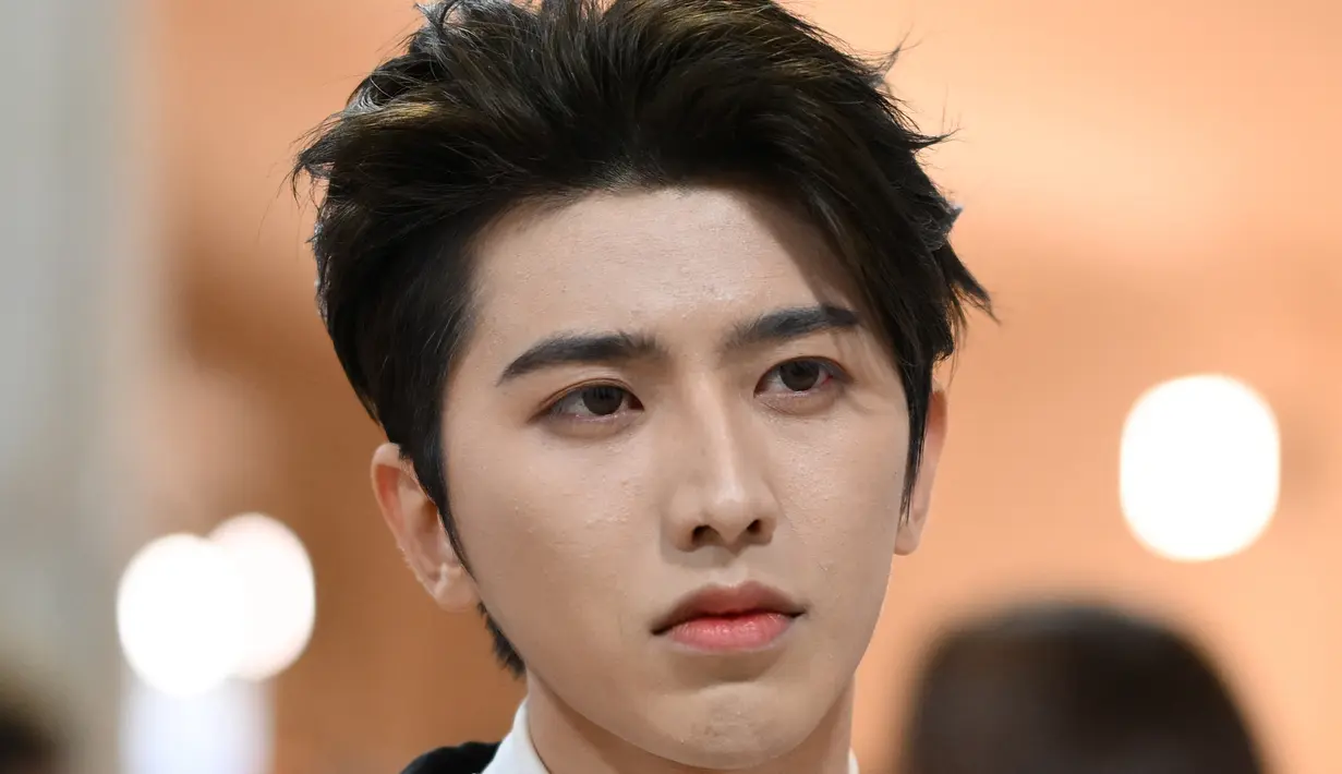 <p>Penampilan penyanyi China, Cai Xukun saat menghadiri Met Gala 2023 di Metropolitan Museum of Art pada 1 Mei 2023, di New York. (Photo by Angela WEISS / AFP)</p>