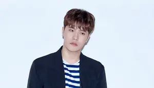Lee Hyun Perpanjang Kontrak dengan BIGHIT MUSIC usai 19 Tahun Bersama