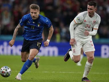 Di pundak Ciro Immobile, Roberto Mancini sangat berharap Timnas Italia bisa mencetak gol ke gawang Inggris pada final nanti. Setidaknya meski gagal menyumbangkan gol, Immobile tetap pemain yang berpotensi mengacaukan konsentrasi Harry Maguire dan kawan-kawan. (Foto: AFP/Pool/Frank Augstein)