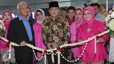Ketua DPR Ade Komarudin (tengah) saat akan memotong pita Bazar Murah yang digelar PIA di Komplek Parlemen Senayan, Jakarta, Rabu (22/4). Bazar tersebut merupakan komitmen PIA berbagi kepada masyarakat (Liputan6.com/Johan Tallo) 