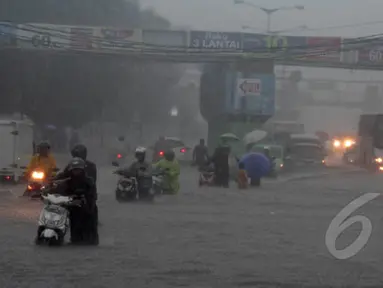 Sejumlah kendaraan mogok akibat nekat menerobos banjir yang menggenangi jalan Gunung Sahari, Jakarta, Senin (9/2/2015).  (Liputan6.com/Faizal Fanani)
