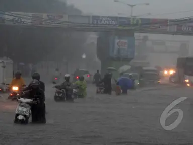 Sejumlah kendaraan mogok akibat nekat menerobos banjir yang menggenangi jalan Gunung Sahari, Jakarta, Senin (9/2/2015).  (Liputan6.com/Faizal Fanani)