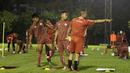 Para pemain Persija Jakarta saat latihan di Lapangan Sutasoma Halim, Jakarta, Jumat (10/5). Latihan ini merupakan persiapan jelang laga Liga 1 Indonesia 2019. (Bola.com/Yoppy Renato)