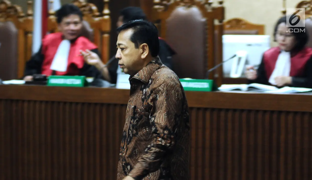 Terdakwa dugaan korupsi proyek e-KTP Setya Novanto saat mengikuti sidang lanjutan di Pengadilan Tipikor, Jakarta, Kamis (18/1). Sidang beragendakan mendengar keterangan enam orang saksi. (Liputan6.com/Helmi Fithriansyah)