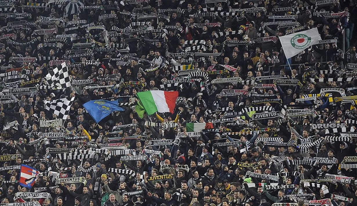 Para suporter Juventus menyaksikan laga melawan Bayern Munchen. Kedua tim akan berjumpa kembali pada leg kedua di Stadion Allianz Arena, Jerman pada 17 Maret 2016 mendatang. (Reuters/Giorgio Perottino)