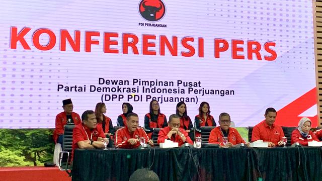 Sekretaris Jenderal DPP PDI Perjuangan (PDIP) Hasto Kristiyanto saat saat konferensi pers terkait Pilkada serentak 2024 di Kantor DPP PDIP, Jalan Diponegoro, Menteng, Jakarta, Minggu (1/12/2024).