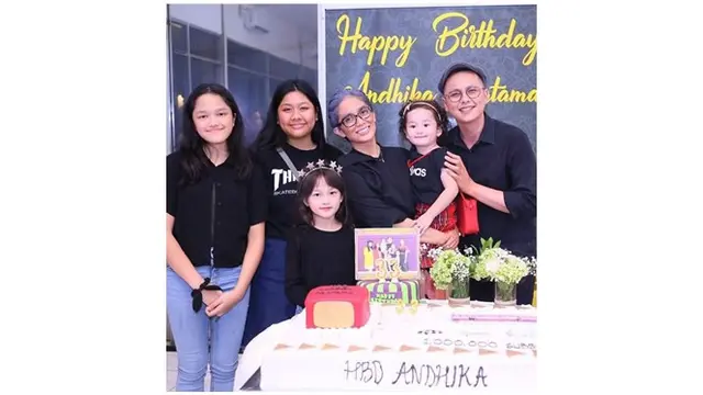 Bersama dengan anak-anaknya, Ussy menyiapkan pesta ulang tahun untuk Andhika.