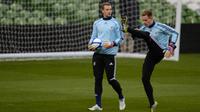 Dua penjaga gawang tim nasional Jerman, Manuel Neuer dan Marc-Andre ter Stegen. (AFP/Patrik Stollarz)