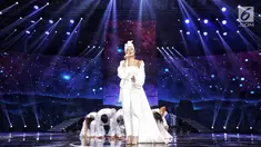 Penyanyi Agnez Mo saat tampil dalam malam puncak HUT ke-28 SCTV di ICE BSD, Tangerang, Banten, Jumat (24/8). Agnez Mo tampil cantik menggenakan gaun putih saat membawakan lagu berjudul "Sebuah Rasa". (Liputan6.com/Faizal Fanani)