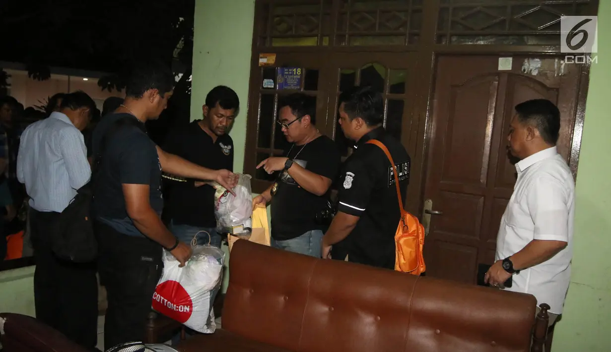 Polisi sedang mengumpulkan bukti perampokan disertai pembunuhan di komplek TNI AL Pondok Labu, Jakarta, Kamis (5/4). Kejadian yang menewaskan satu orang merupakan purnawirawan TNI AL. (Liputan6.com/Arya Manggala)
