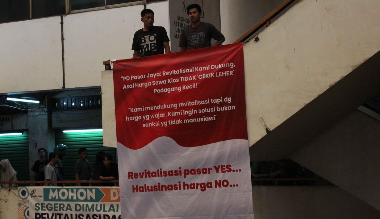 Aktivitas Pasar Pramuka, Matraman, Jakarta Timur, Jumat 13 November 2025, lumpuh total. Tampak dalam foto, para pedagang melakukan aksi protes di dalam Pasar Pramuka, Jakarta Timur, Jumat (14/11/2025). (merdeka.com/magang/Rendi Saputra)