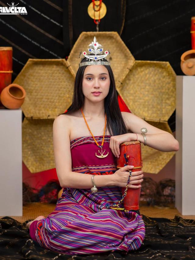 7 Pesona Anggun Yasmin Napper Kenakan Tais Timor Leste, Kain Tradisional dengan Keindahan Memikat (credit: instagram.com/revoltastudio.tl).