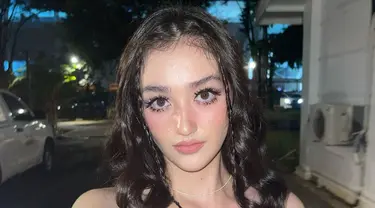 Semenjak debut di dunia hiburan, Ranty Maria menjadi salah satu artis yang punya image kalem. Namun, kali ini ia tampil berbeda dengan riasan yang cetar saat menonton konser. Dari keseluruhan makeup yang dipakainya, bulu mata lah yang paling mencuri perhatian. (Liputan6.com/IG/@rantymaria)