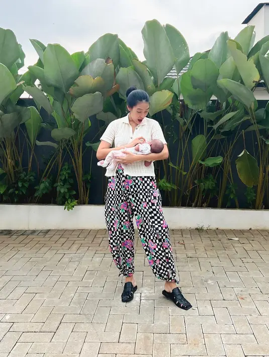 Meski rutinitas sebagai ibu membuatnya lebih sibuk, tapi Alika Islamadina terlihat tetap memesona. (FOTO: instagram.com/alikaislamadina/)