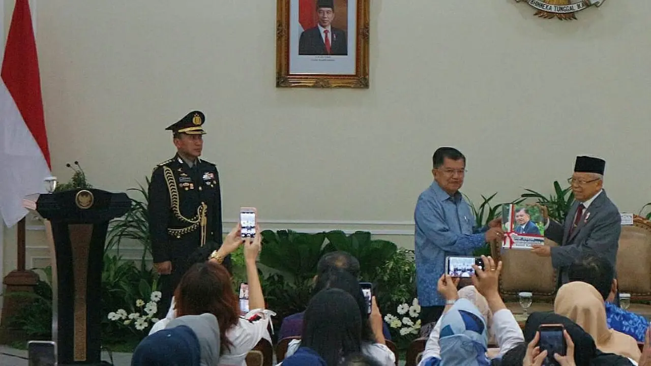 Wapres Ma'ruf Amin dan Jusuf Kalla saat serah terima jabatan