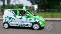 Pengunjung melakukan test drive di sela-sela peluncuran mobil listrik PLN di Museum Listrik dan Energi Baru PLN, Jakarta, Selasa (24/2/2015). Mobil listrik bernama Evina ini merupakan produksi dalam negeri pada tahun 2013. (Liputan6.com/Yoppy Renato)