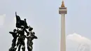 Pudarnya emas lidah api di puncak Monas itu juga disebabkan jarangnya pembersihan, Jakarta, Sabtu (25/10/14). (Liputan6.com/Miftahul Hayat)