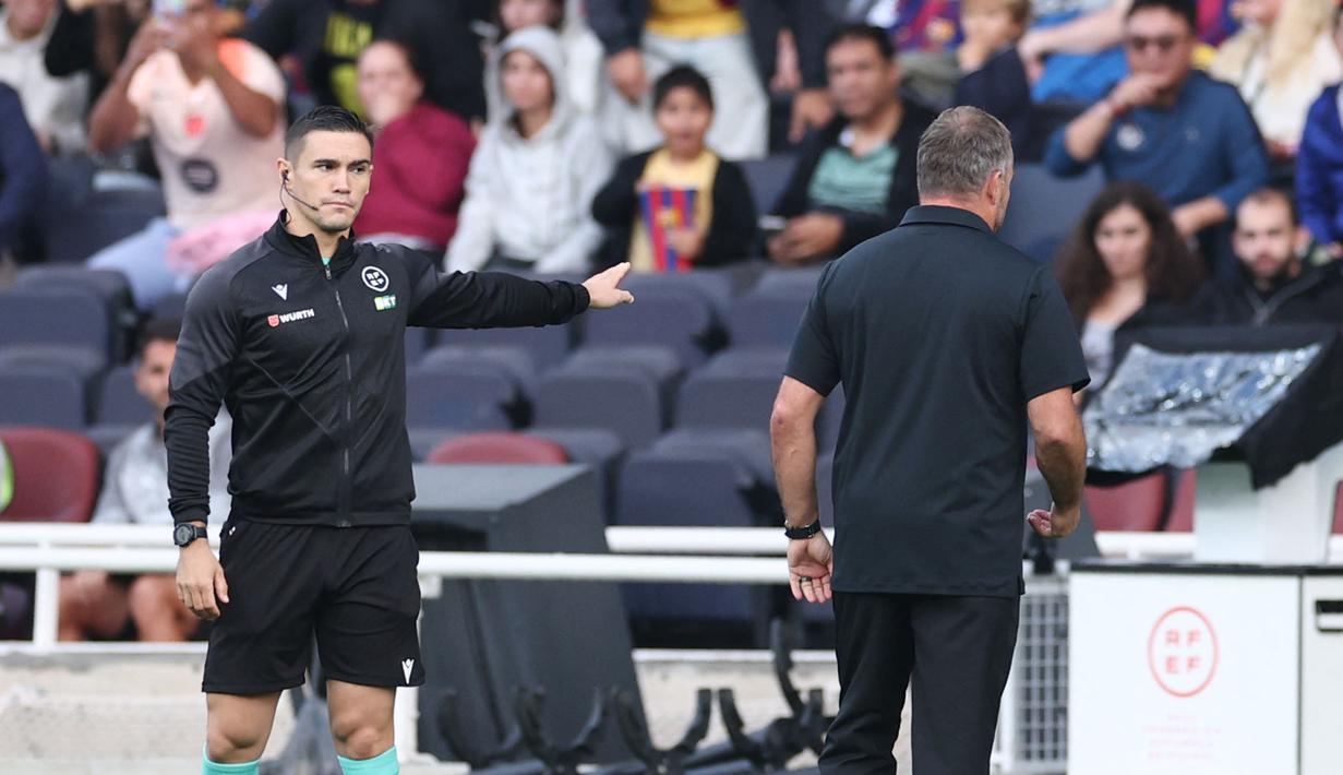 Hansi Flick meninggalkan lapangan setelah menerima kartu merah pada menit ke-90, dari kartu kuning kedua. (AFP/Josep Lago)