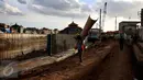 Pekerja menyelesaikan proyek normalisasi Kali Ciliwung di Kelurahan Bukit Duri, Jakarta, Sabtu (7/1). Meski warga Kelurahan Bukit Duri yang terdampak penggusuran memenangkan gugatan di PTUN Jaksel, proyek tetap dilanjutkan. (Liputan6.com/Johan Tallo)