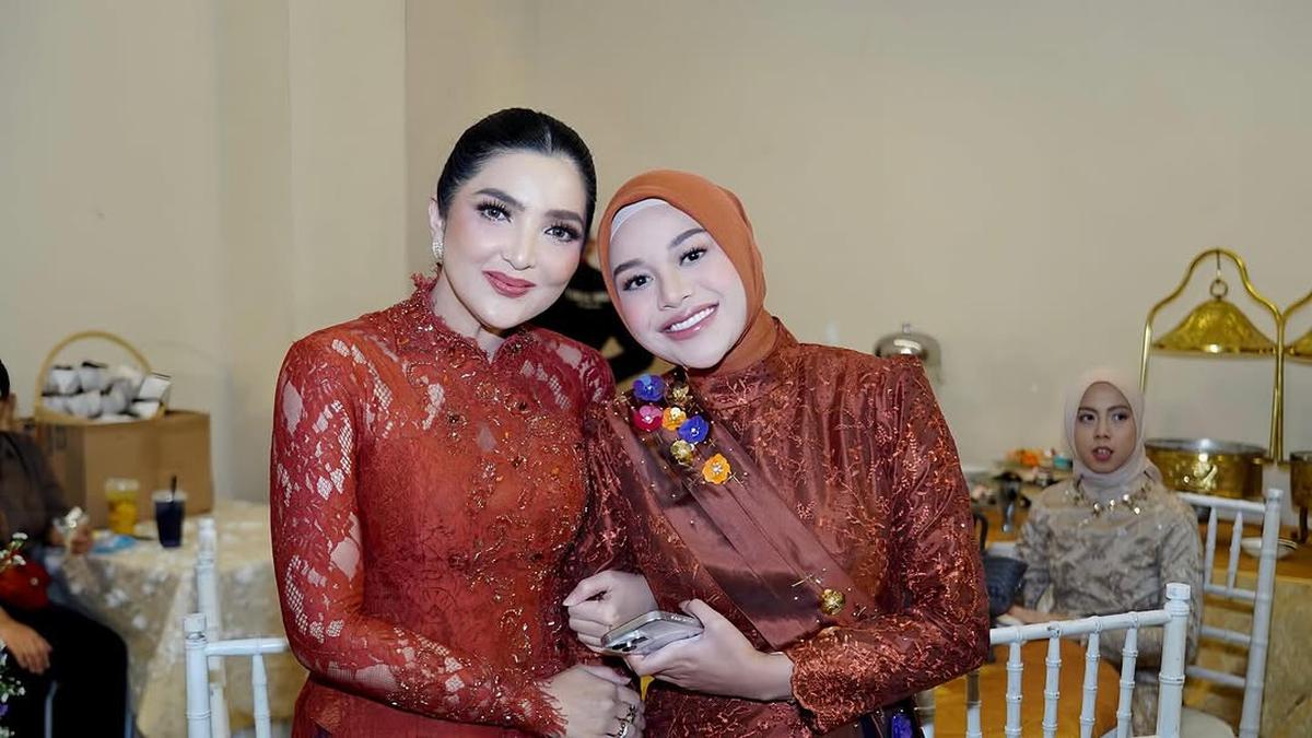Potret Elegan Ashanty dan Aurel Hermansyah Kondangan Bareng Keluarga dengan Kebaya Merah, Aaliyah Massaid Kenakan Dress Halterneck