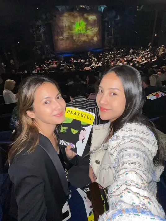 Pevita Pearce dan Anya Geraldine saat nonton Broadway di New York. (Foto: Instagram/ @pevpearce).