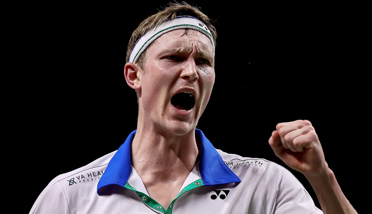 Pebulutangkis Denmark, Viktor Axelsen, melakukan selebrasi usai menaklukkan wakil Indonesia, Anthony Ginting, pada laga Thailand Open di Impact Arena, Sabtu (16/1/2021). Ginting takluk dengan skor 19-21, 21-13, dan 21-12. (AFP/BADMINTON ASSOCIATION OF THAILAND)