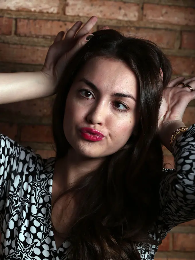 10 Pose Unik Rianti Cartwright