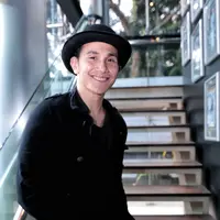 "Masukan banyak (dari mbak Yanti). Intinya yang paling penting adalah bagaimana saya membawakan sosok Chrisye sesuai hati saya karena beliau nggak mau mengintervesi," ujarnya. (Adrian Putra/Bintang.com)