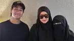 Setelah tak berkarier di dunia hiburan, Inneke Koesherawati kini sudah mengubah penampilan dengan mengenakan hijab syari. Bintang sinetron ‘Andai Ku Tahu’ itu juga bersahabat dengan Umi Pipik. Dalam pertemuan keduanya, Umi Pipik mengungkapkan jika Inneke tampil awet muda dan tanpa kerutan dari awal kenal di tahun 1998 sampai sekarang. (Liputan6.com/IG/@_ummi_pipik_)