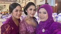 Pesona kebaya brokat gradasi ungu Erina Gudono di acara tedak siten Bebingah. [IG: @shaniagudono]