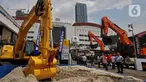 Pengunjung melihat produk kendaran alat berat pada pameran Mining Expo 2023 di JIExpo Kemayoran, Jakarta, Kamis (14/9/2023). (Liputan6.com/Angga Yuniar)