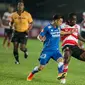 Gelandang Persib Bandung, Kim Jeffrey Kurniawan berduel dengan pemain Madura United, Erick Weeks Lewis di Stadion Si Jalak Harupat, Soreang, Kabupaten Bandung, Sabtu (28/5/2016). (Bola.com/Vitalis Yogi Trisna)