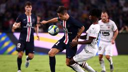 Gelandang PSG, Ander Herrera, berebut bola saat melawan Rennes pada laga Piala Super Prancis di Stadion Shenzhen, China, Sabtu (3/8). PSG menang 2-1 atas Rennes. (AFP/Franck Fife)