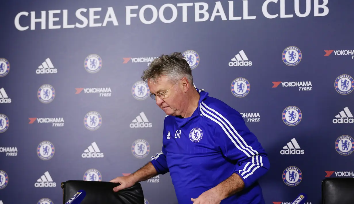 Pelatih Chelsea yang baru Guus Hiddink saat melakukan konferensi pers di tempat latihan Chelsea, Inggris, (23/12).Pelatih 69 tahun ini pernah membawa Korsel menjadi Juara ke-4 di Piala Dunia 2002. (Reuters/Matius Childs)