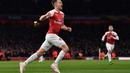 Gelandang Arsenal, Aaron Ramsey lakukan selebrasi pada leg 1, babak perempat final Liga Europa yang berlangsung di Stadion Emirates, London, Jumat (12/4). Arsenal menang 2-0 atas Napoli. (AFP/Ben Stansall)