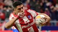 Kebersamaan dan kesetiaan seorang pemain dengan klub yang dicintainya kadang kala harus berakhir pahit. Mereka harus pergi meninggalkan klub usai tidak dibutuhkan oleh pelatih baru atau pun berselisih dengan petinggi klub. Seperti yang dialami 5 pemain berikut. (AFP/Javier Soriano)