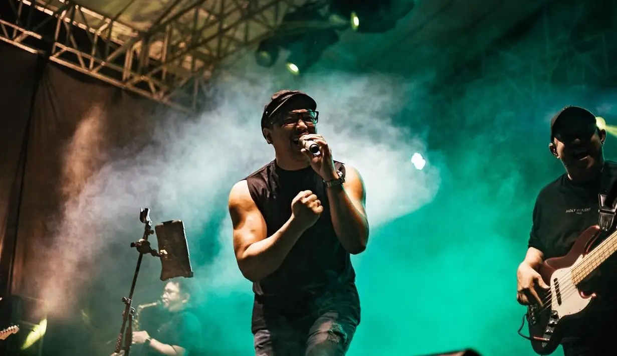 Baik suka maupun sedih pernah dirasakan. Bahkan, ada kejadian yang membuatnya masih diingat sampai sekarang. Kejadian 'memalukan' itu adalah saat jatuh dari atas panggung konser di Medan. [Instagram/sammysimorangkir]