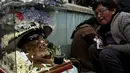 Tengkorak dengan putung rokok dimulutnya terlihat saat upacara hari tengkorak di pemakaman Umum La Paz, Bolivia, (8/11/2015).  Tiap tahun mereka berkumpul di pemakamaan untuk melakukan ritual mendoakan leluhur  mereka. (REUTERS/David Mercado)