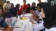 Warga mendapatkan pengobatan gratis pada kegiatan bakti sosial di Lapangan Merdeka, Balikpapan, Kalimantan Timur, Selasa (23/7/2019). Pertamina bekerja sama dengan Bhayangkari mengadakan bakti sosial di wilayah Balikpapan dalam rangka Hari Kesatuan Gerak Bayangkari ke-67. (Liputan6 com/Angga Yuniar)