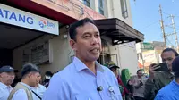 Dirut Perum Bulog Ahmad Rizal Ramdhani meninjau ketersediaan beras SPHP di Pasar Gede, Solo, Minggu (20/7/2025).(Liputan6.com/Fajar Abrori)