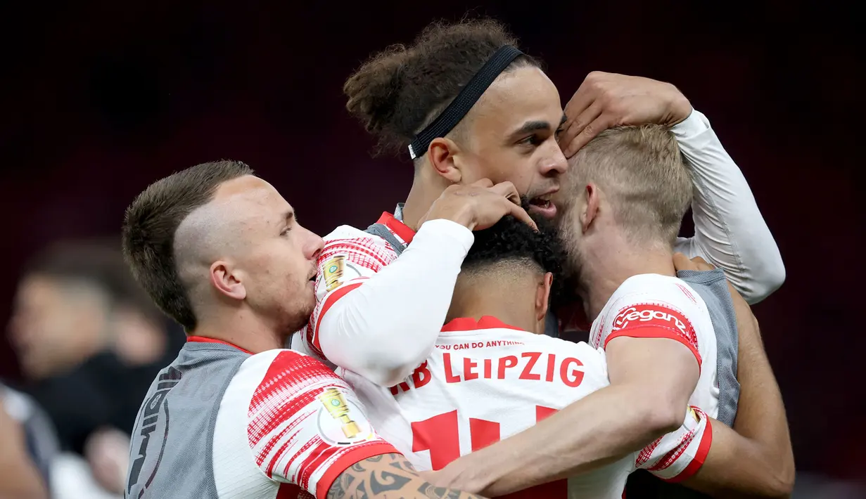 Pemain Leipzig, Yussuf Poulsen (tengah) merayakan kemenangan bersama rekan setimnya usai mengalahkan SC Freiburg pada partai final DFB Pokal atau Piala Liga Jerman yang berlangsung di Stadion Olimpiade di Berlin, Jerman, Sabtu, 21 Mei 2022 waktu setempat. Die Bullen berhasil menang lewat babak adu penalti dengan skor 4-2 usai laga berjalan imbang 1-1. (AFP/Ronny Hartmann)