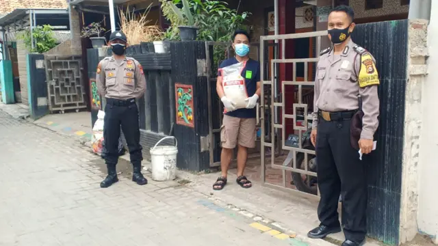 Polsek Serang, Kota Serang, Banten, Bantu Beras Bagi Warga Yang Sedang Isolasi Mandiri. (Selasa, 13/07/2021). (Dokumentasi Polsek Serang).