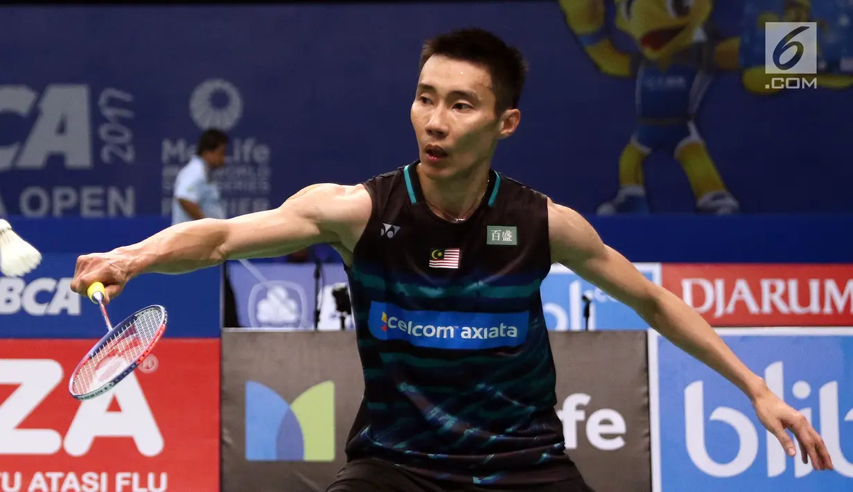 Tunggal Putra Malaysia, Lee Chong Wei mengembalikan kok ke arah pebulu tangkis India Prannoy HS di babak kedua Indonesia Open 2017 di Jakarta, Kamis (15/6). Lee Chong Wei kalah 10-21. 18-21. (Liputan6.com/Helmi Fithriansyah)